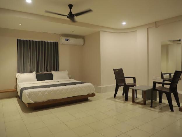 Hotel Royal Orbit Rajkot Exterior photo
