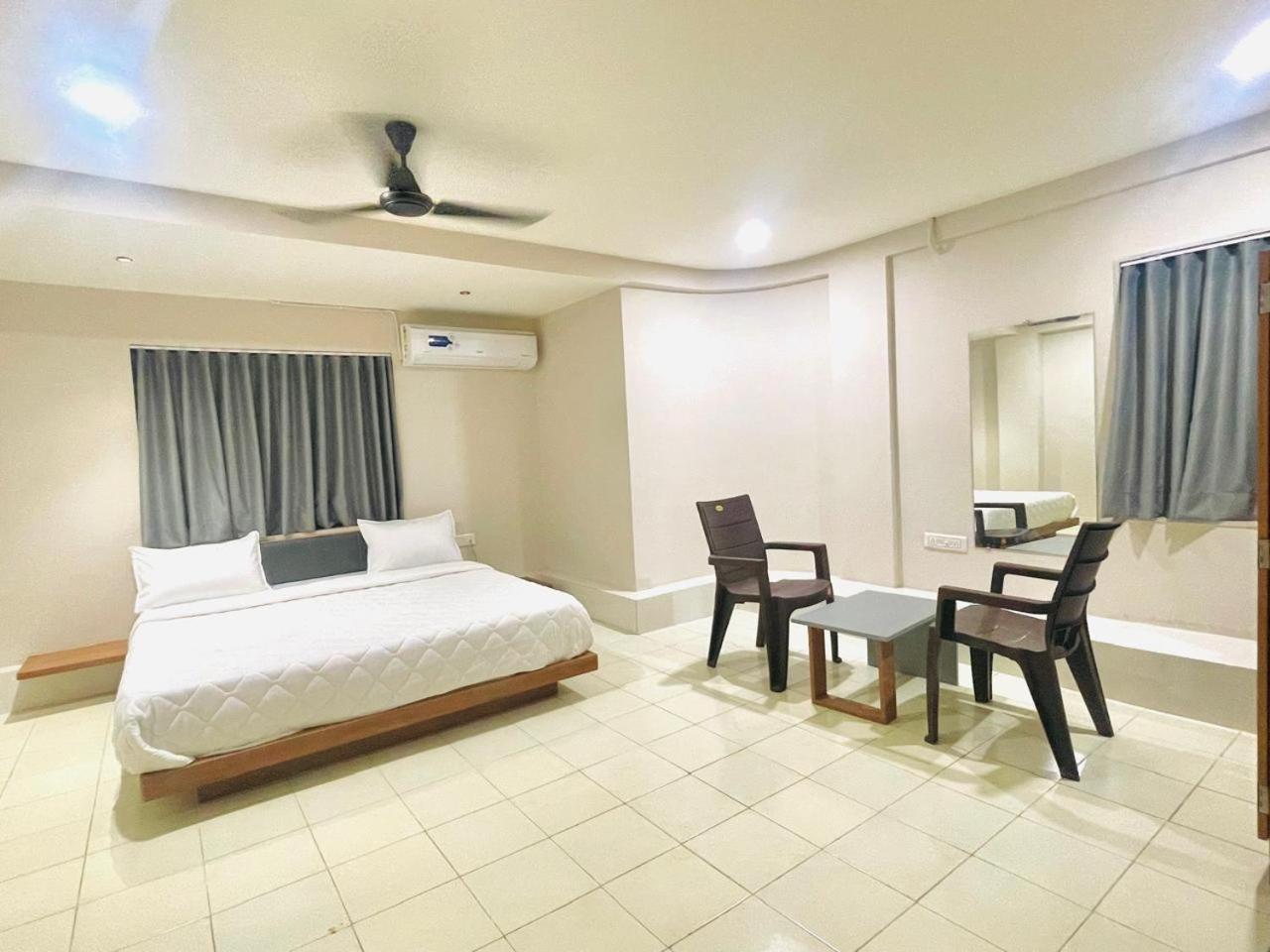 Hotel Royal Orbit Rajkot Exterior photo