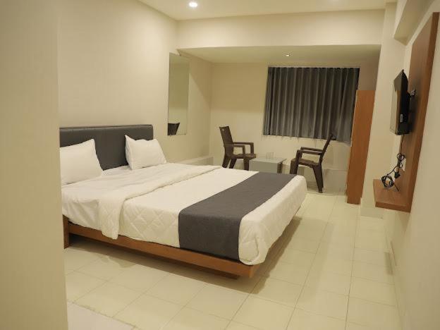 Hotel Royal Orbit Rajkot Exterior photo